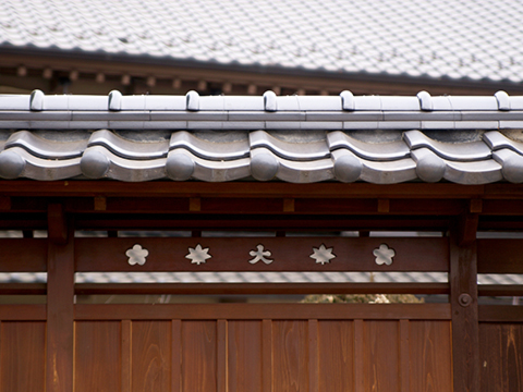 鳩山町　瓦屋根の木の塀